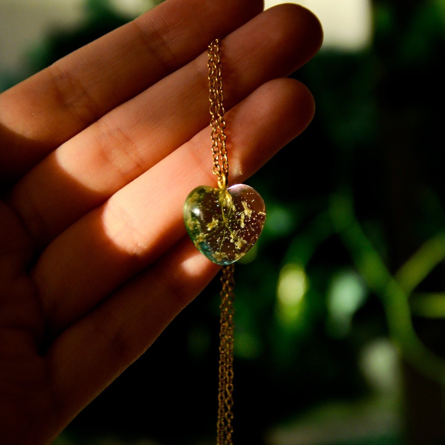 Naszyjnik serce z kwiatem dzikiej marchwi - kolor złoty