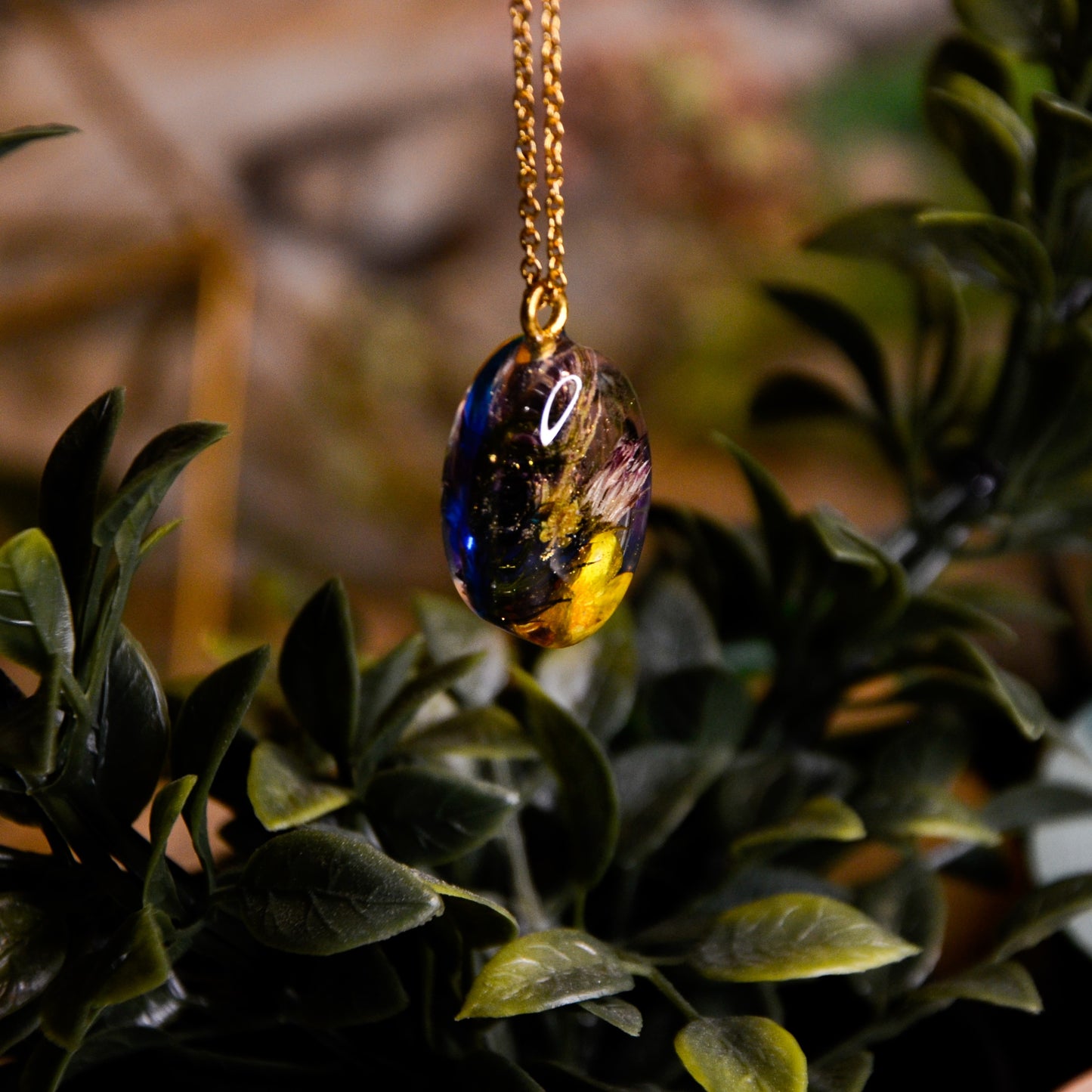 Naszyjnik owalny z kompozycją kwiatową i jaskrem na dole - kolor złoty, fioletowy