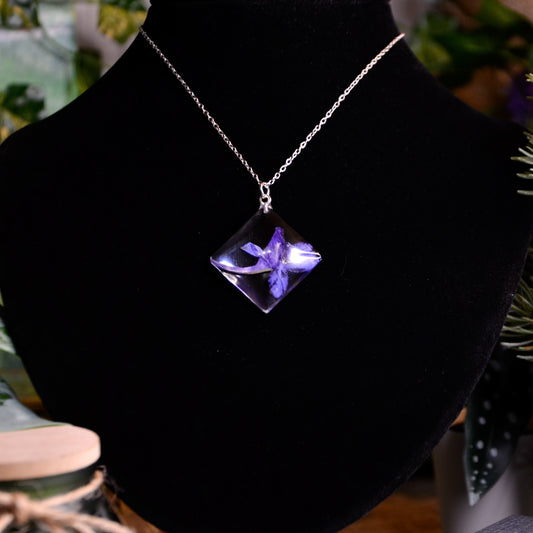 Naszyjnik romb z fioletowym kwiatem polnym - kolor srebrny