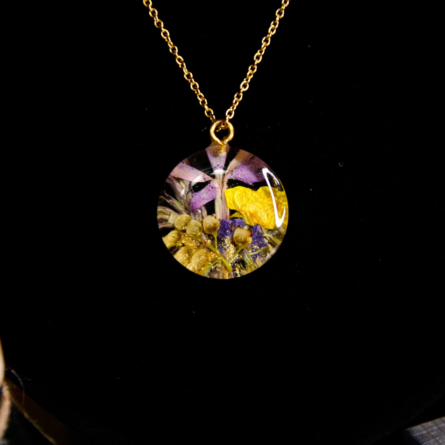 Naszyjnik okrągły z kompozycją kwiatową - kolor złoty, fioletowy z żółtym