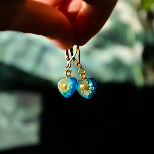 Kolczyki serce z kocanką piaskową - kolor złoty, błękitny