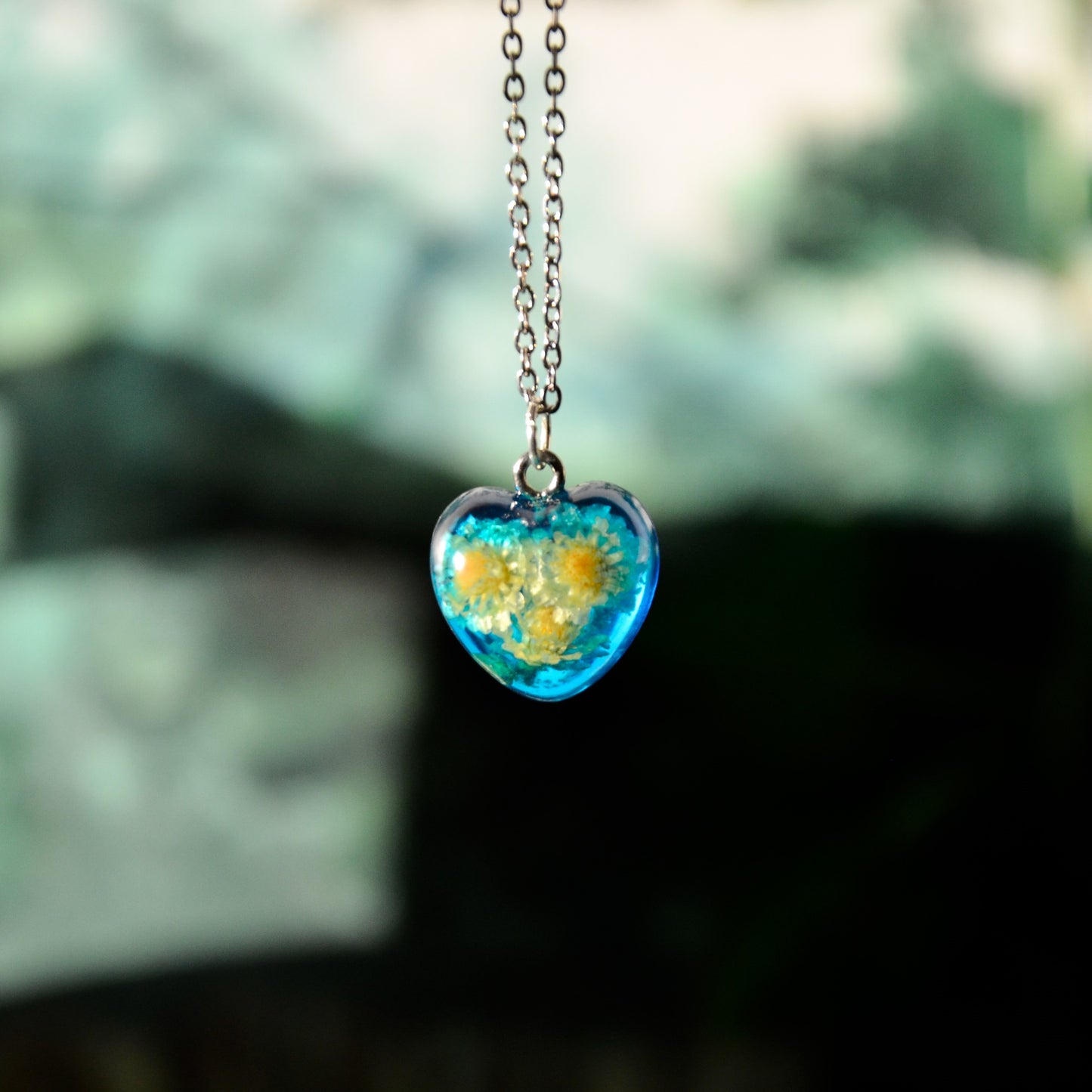 Naszyjnik małe serce z kocanką piaskową - kolor srebrny, błękitny