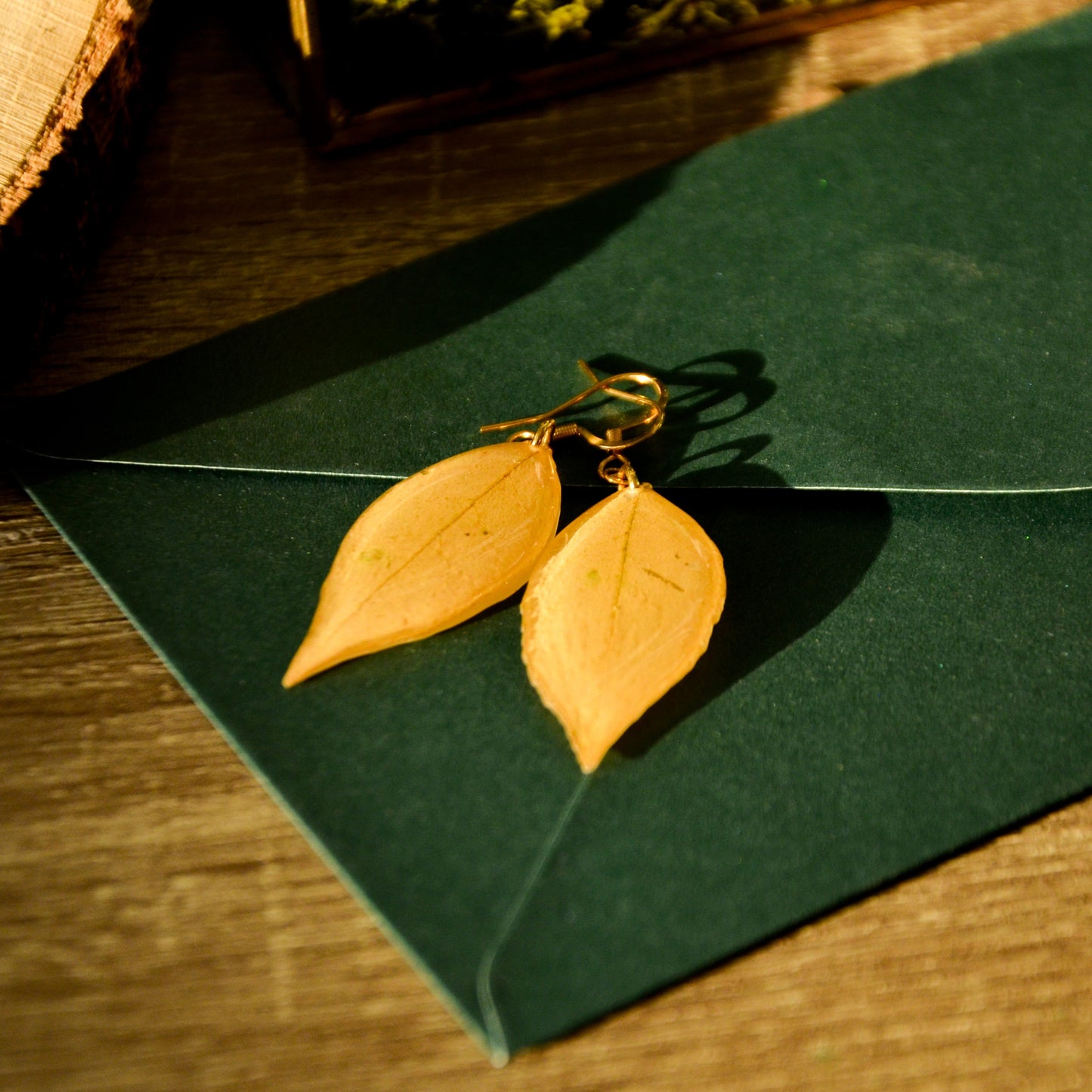 Kolczyki z prawdziwymi liśćmi - kolor złoty