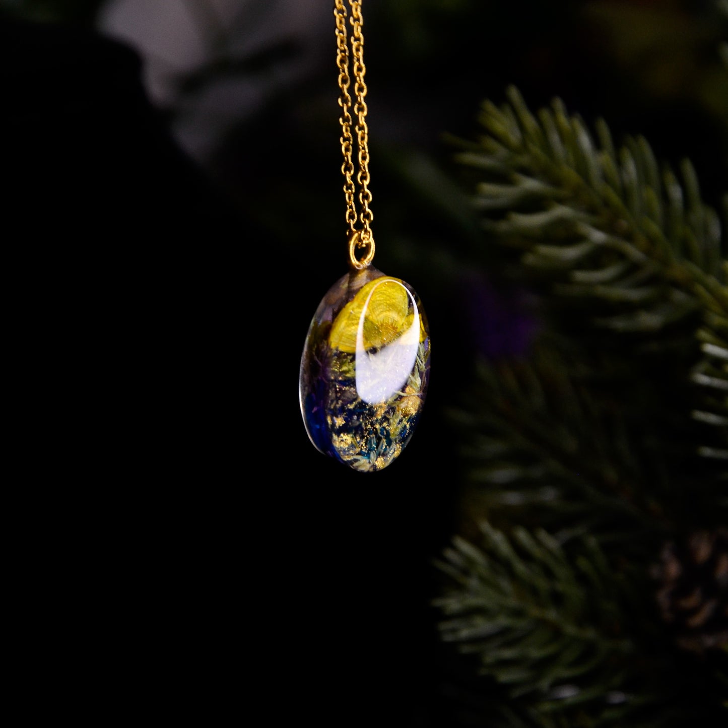 Naszyjnik owalny z kompozycją kwiatową i jaskrem na górze - kolor złoty, fioletowy