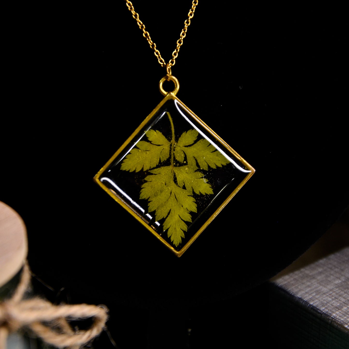 Naszyjnik kwadratowy z liściem - kolor złoty