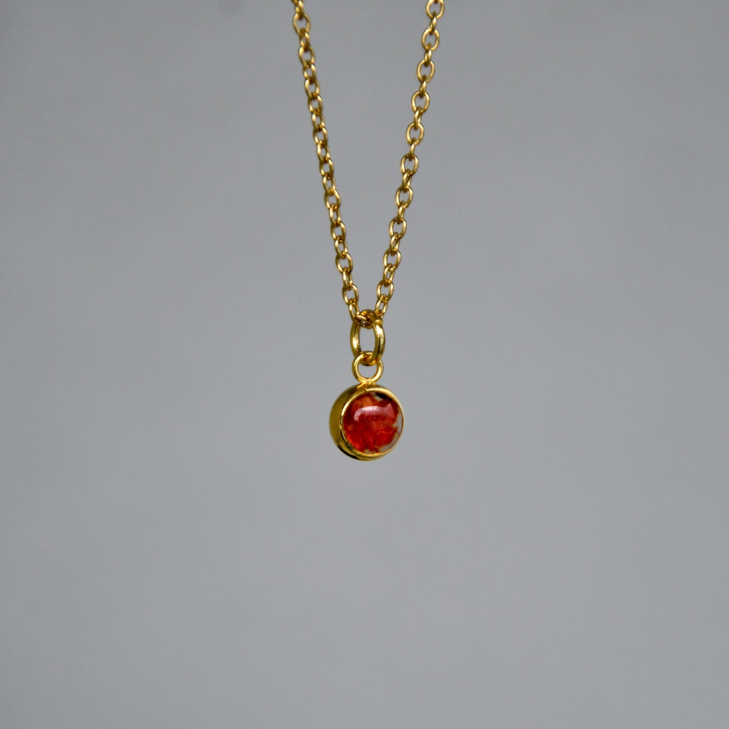Naszyjnik mini z czerwoną gipsówką - kolor złoty