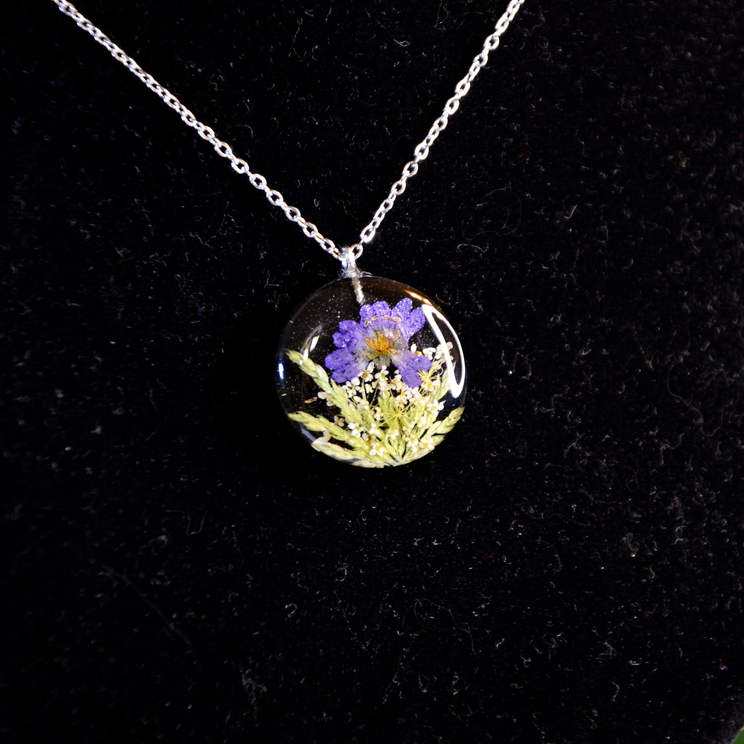 Naszyjnik okrągły z fioletowo-zieloną kompozycją kwiatową - kolor srebrny