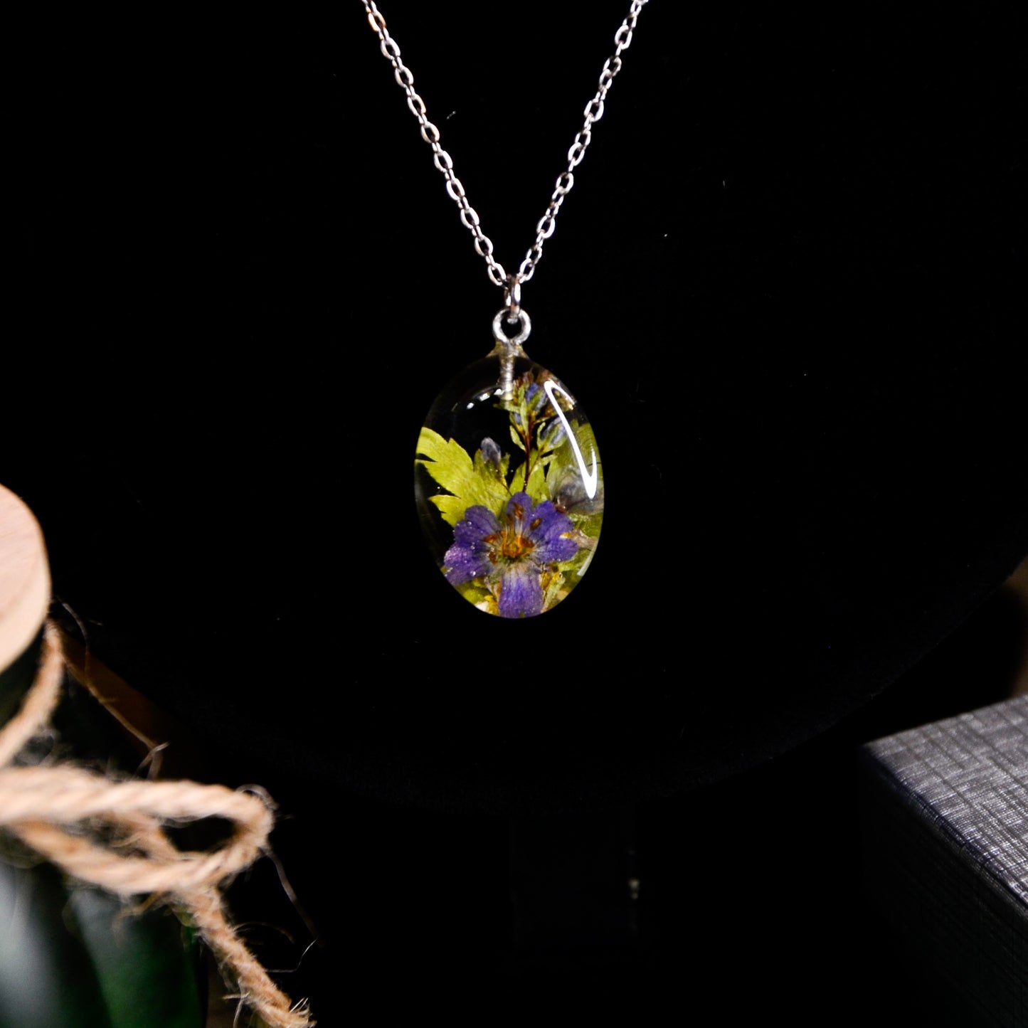 Naszyjnik owalny srebrny z kompozycją kwiatową - kolor srebrny, zielony i fioletowy