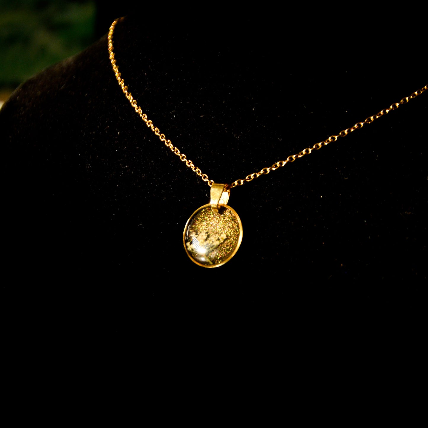Naszyjnik okrągły z kwiatem dzikiej marchwi - kolor złoty