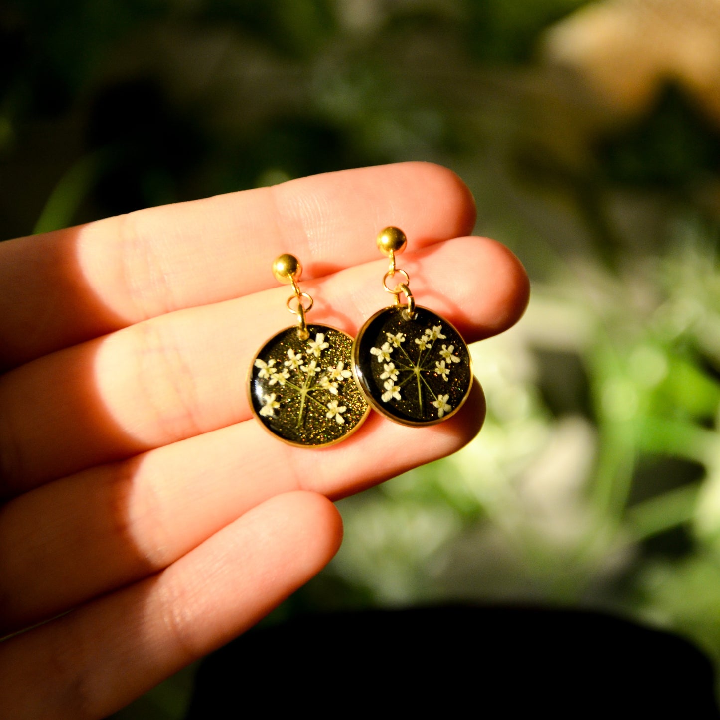 Kolczyki sztyfty okrągłe z kwiatem dzikiej marchwi - kolor złoty