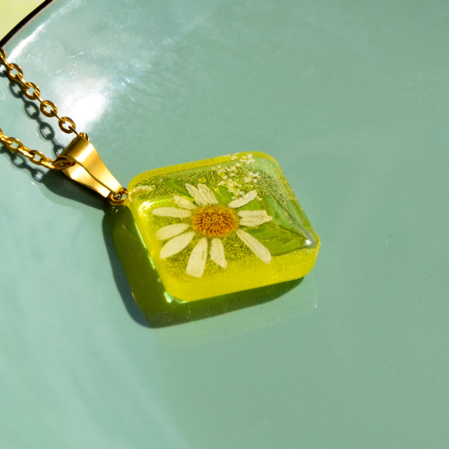 Naszyjnik kwadratowy z kwiatami polnymi - kolor złoty