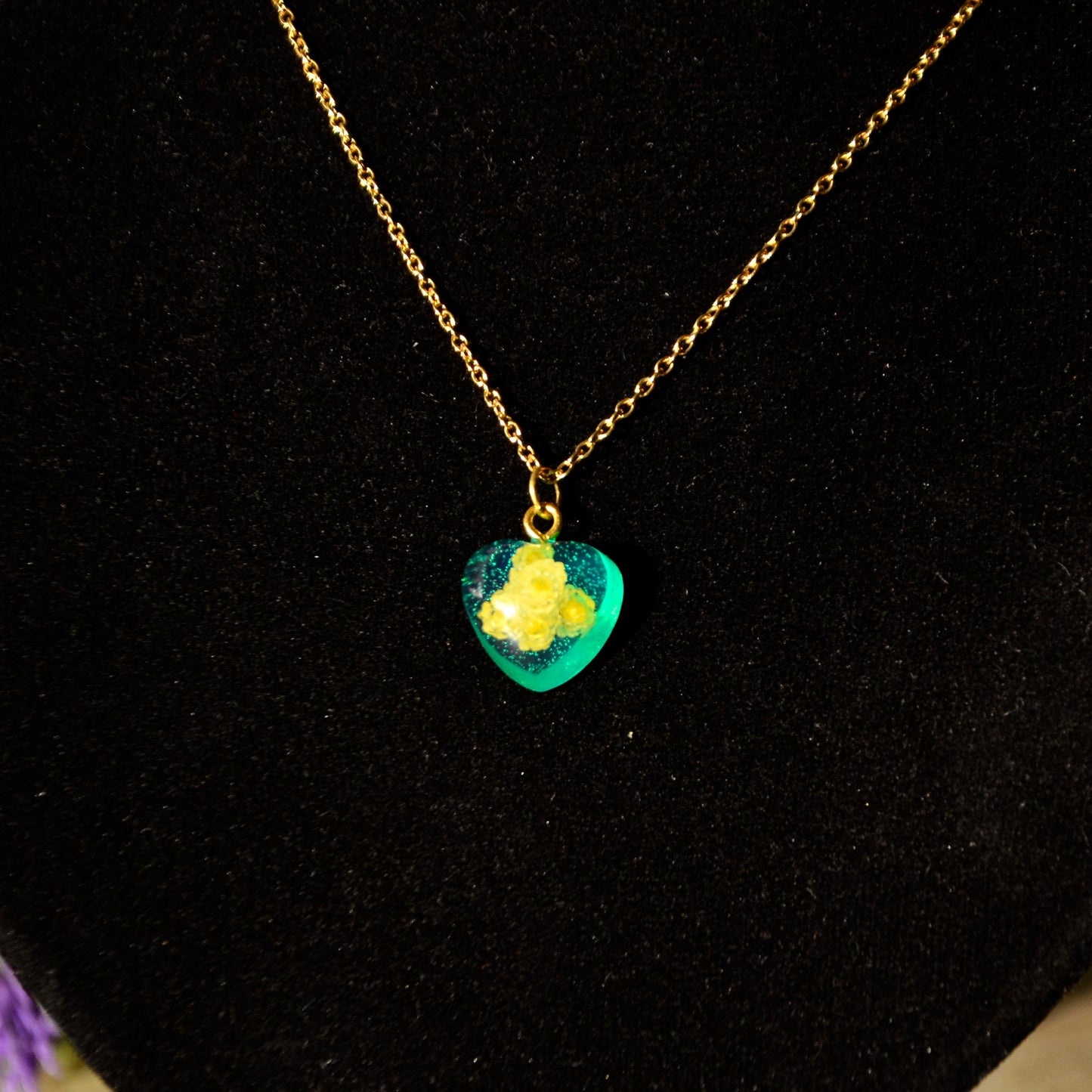 Naszyjnik małe serce z kocanką piaskową - kolor złoty, zielony