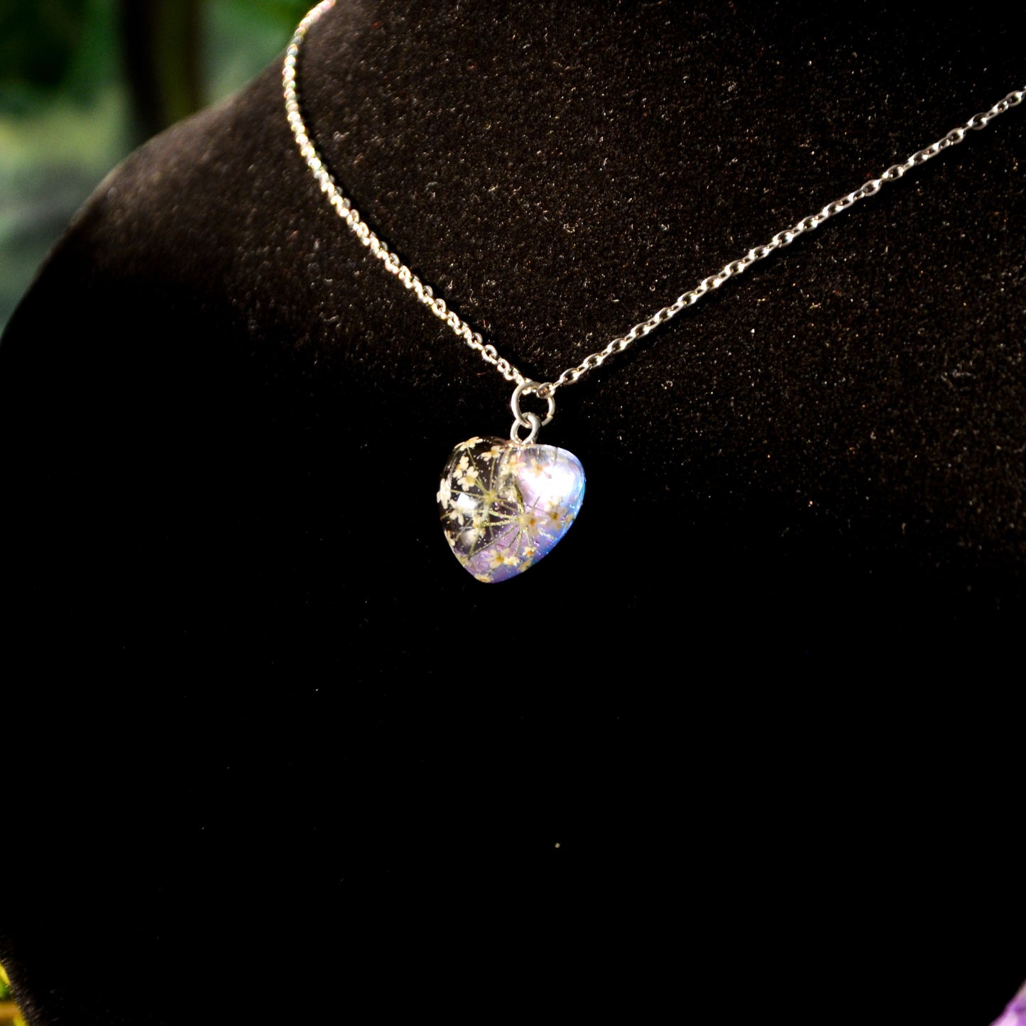 Naszyjnik serce z kwiatem dzikiej marchwi - kolor srebrny