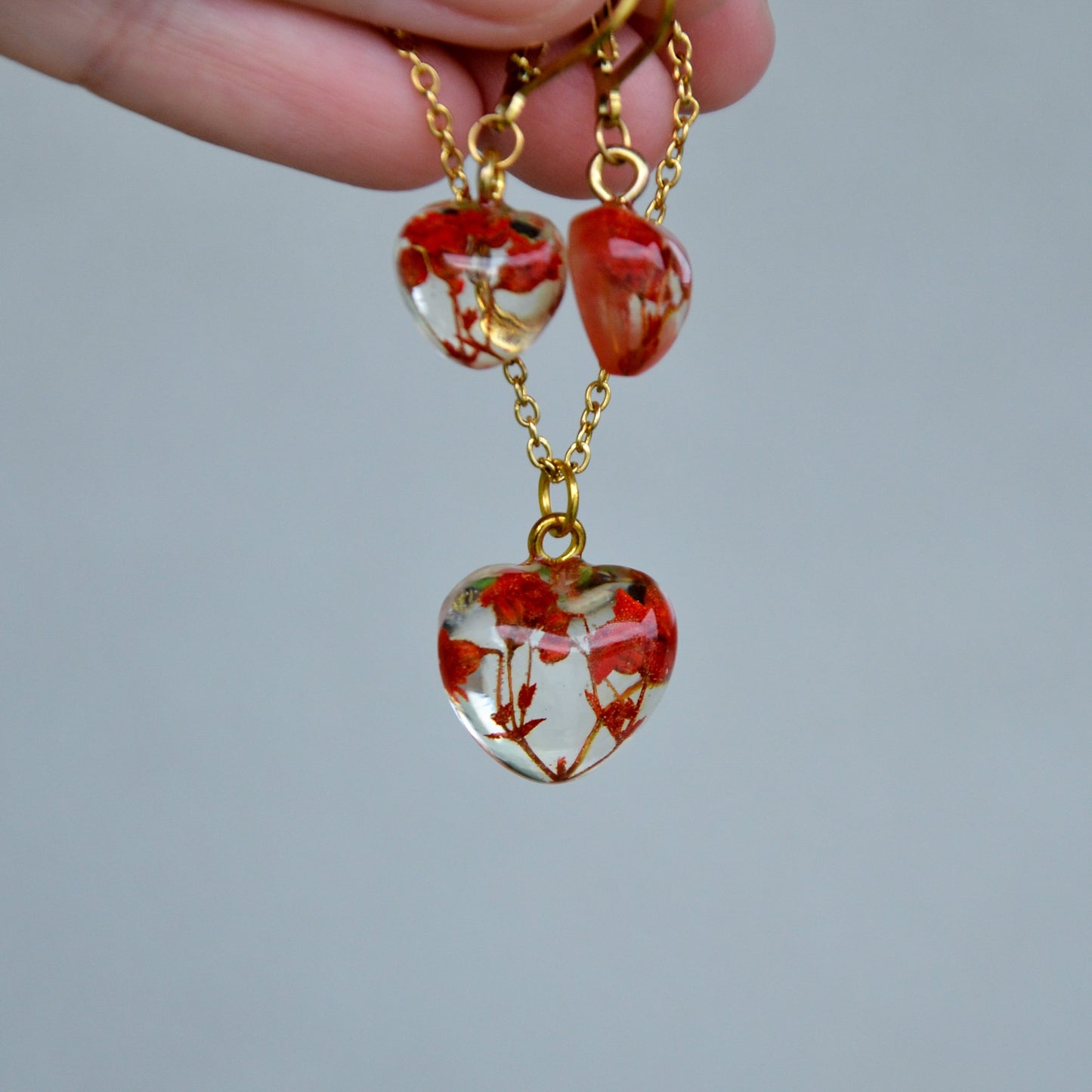Naszyjnik serce z czerwoną gipsówką - kolor złoty