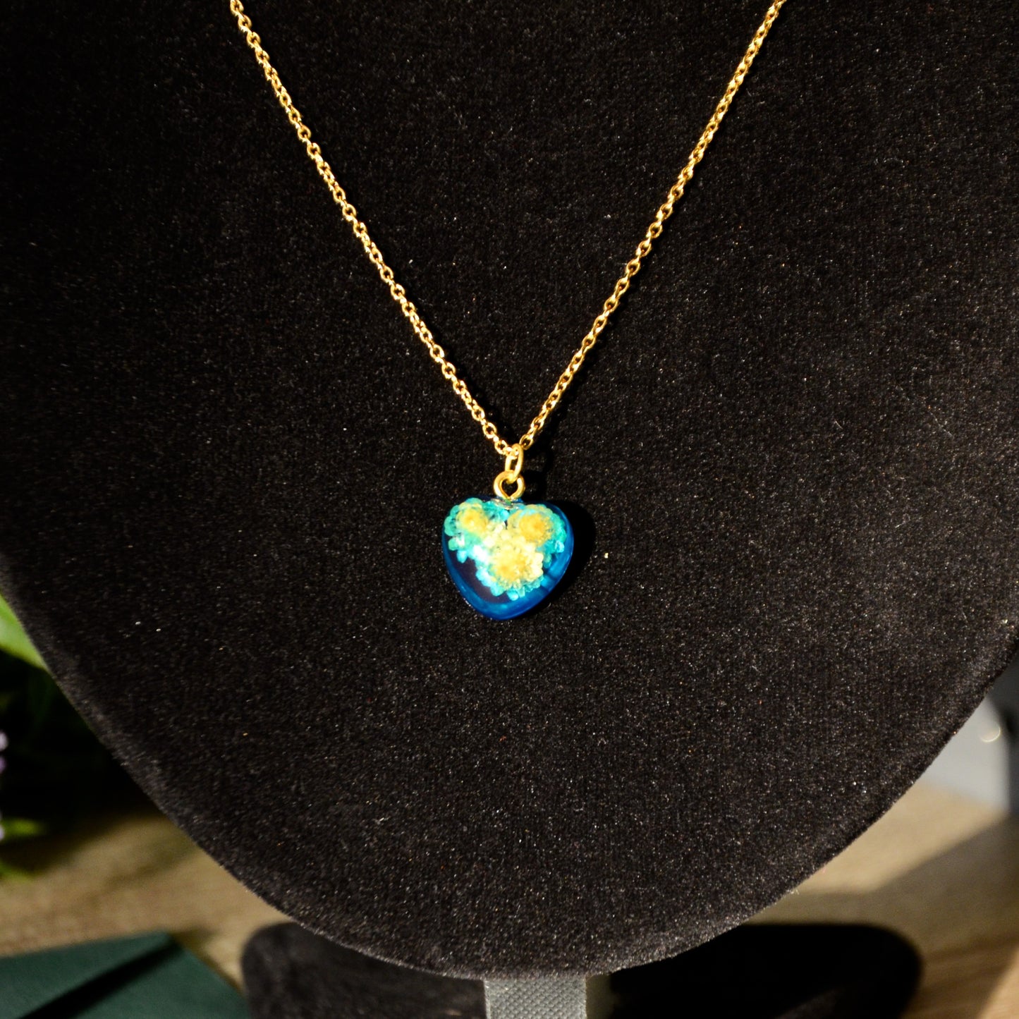 Naszyjnik małe serce z kocanką piaskową - kolor złoty, błękitny