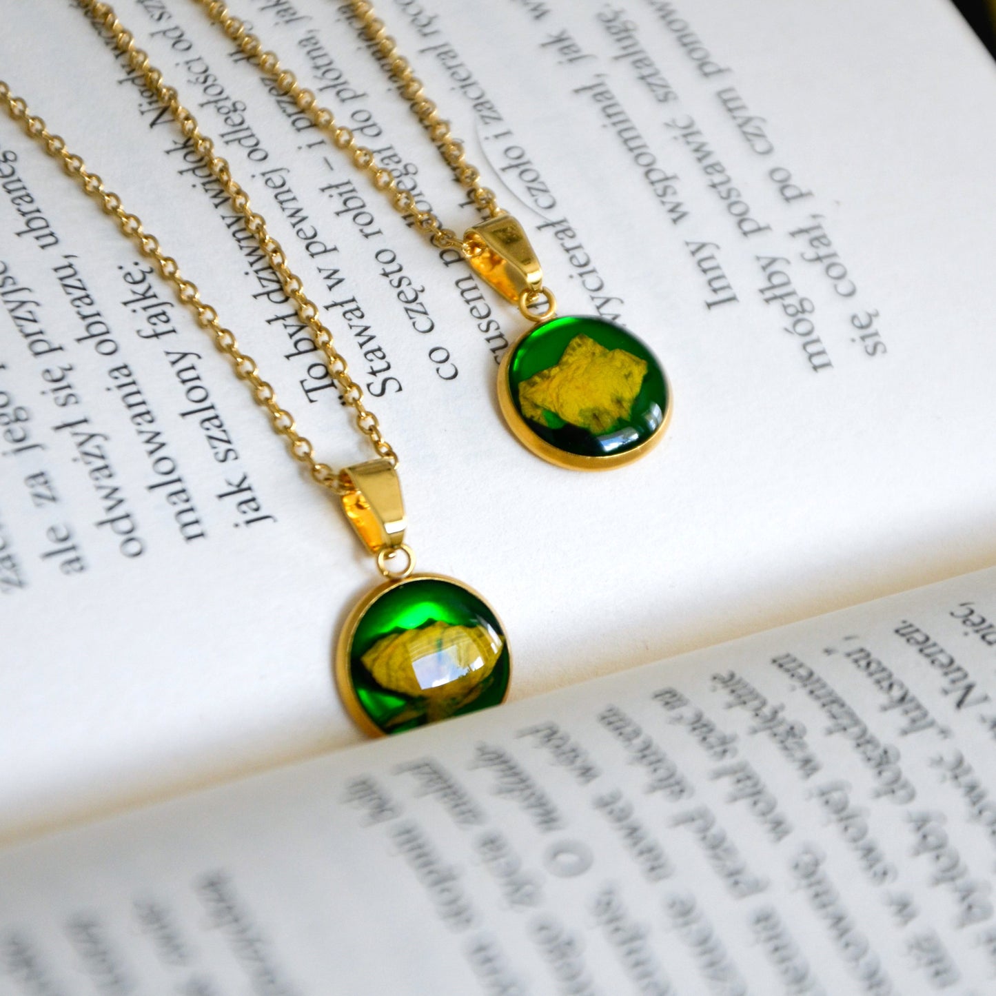 Naszyjnik okrągły z jaskrem na zielonym tle - kolor złoty