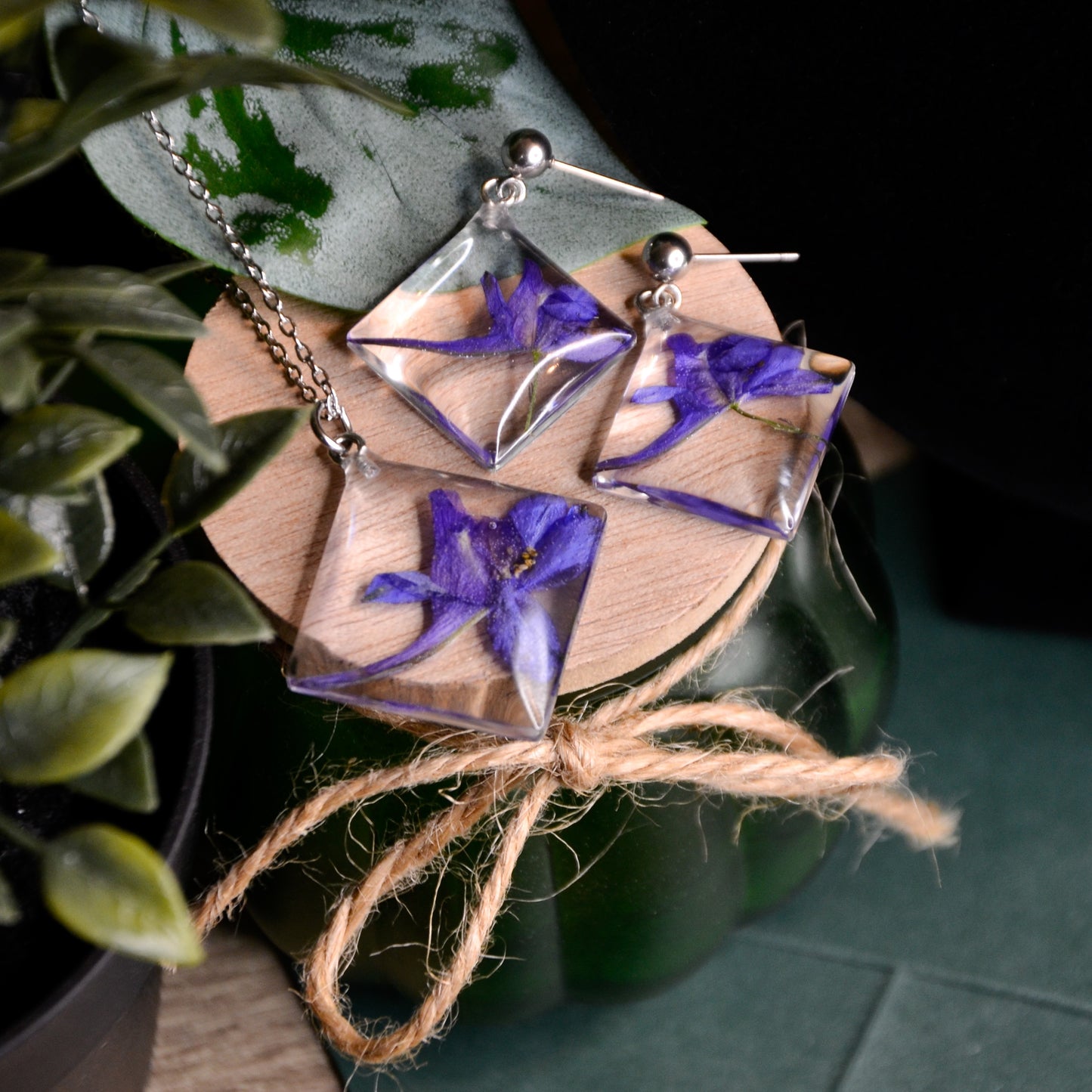Kolczyki romby z fioletowymi kwiatami polnymi - kolor srebrny